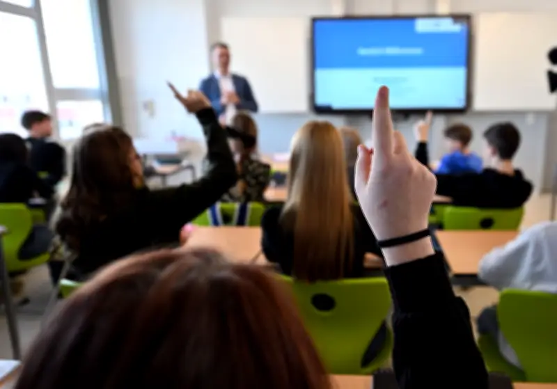 Thüringer Schulen testen Verfassungsviertelstunde: Schüler debattieren Altersgrenzen für Social Media