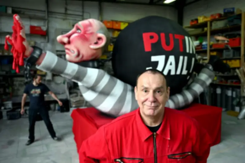 Tillys närrische Antwort auf Moskauer Schauprozess: Satire aus Pappmaché gegen Putin