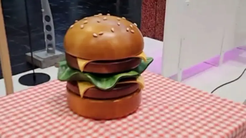 Tischler-Azubi Mika begeistert mit holzgeschnitztem Burger als Gesellenstück