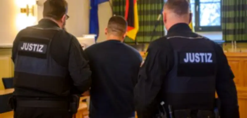 Totschlag in JVA-Besucherzelle: Zehn Jahre Haft für Ehemann nach tödlichem Würgeangriff