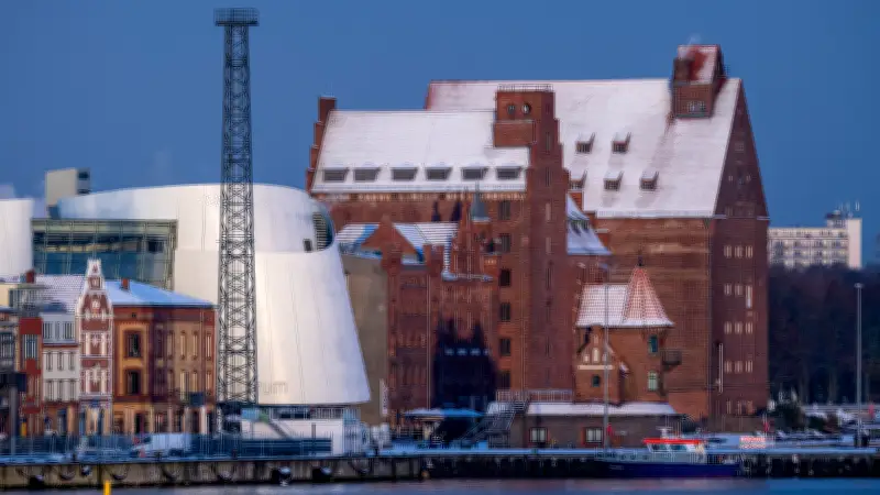 Tourist auf Rügen bricht in Ostsee-Eis ein und ertrinkt: Polizei warnt vor lebensgefährlichen Eisflächen