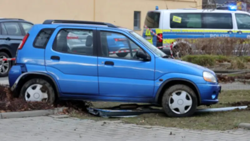 Tragödie auf Parkplatz: Seniorin (88) überrollt Ehepaar – Mann tot, Frau in Lebensgefahr