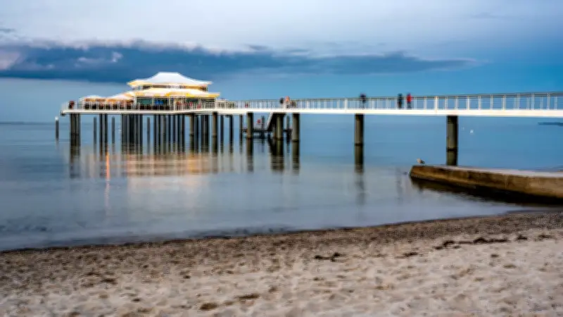 Tragischer Fund am Timmendorfer Strand: Wasserleiche nahe Seebrücke entdeckt