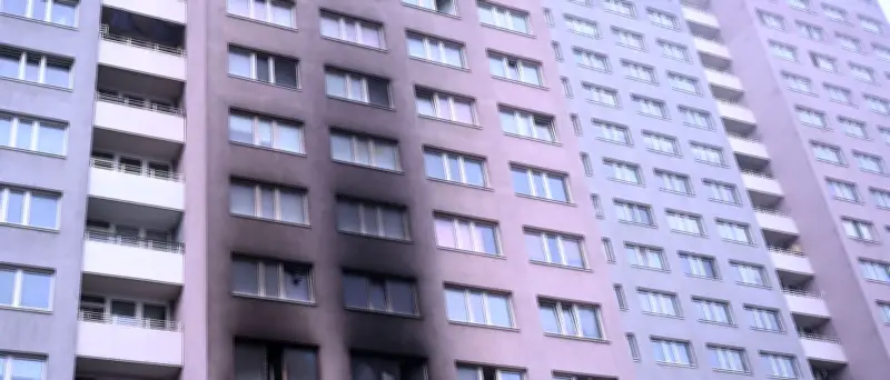 Tragischer Hochhausbrand in Berlin: Kind stirbt bei Feuer in Messie-Wohnung