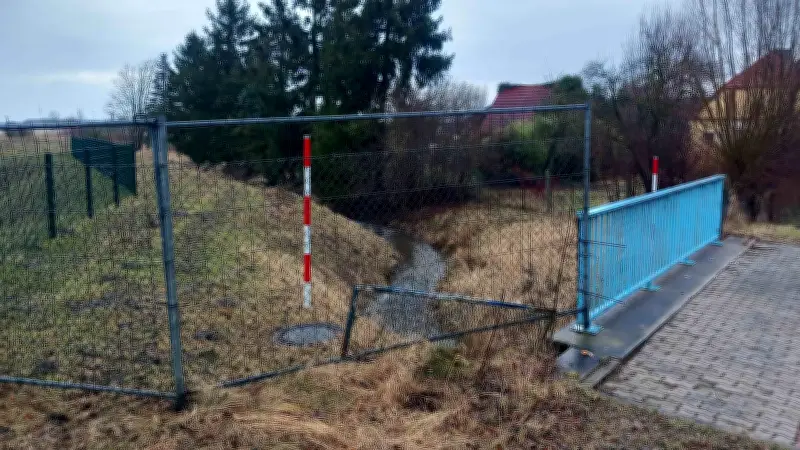 Tragischer Unfall in Rostock: Senior stürzt nach Party in Bach und ertrinkt