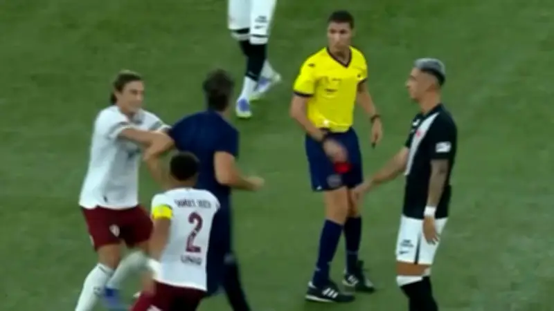 Trainer Luis Zubeldia rastet nach Rotkarte komplett aus und greift Schiedsrichter an