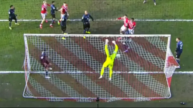 Trainer schützt Schiedsrichter: Tumulte nach umstrittenem Tor-Entscheid in 3. Liga