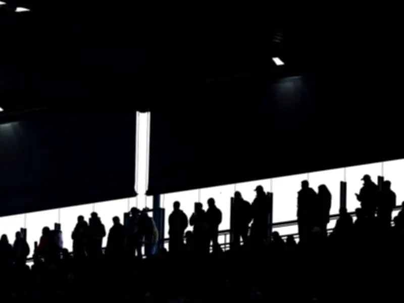 Trauer im Fußball: 90-jähriger Zuschauer nach Sturz im Stadion verstorben