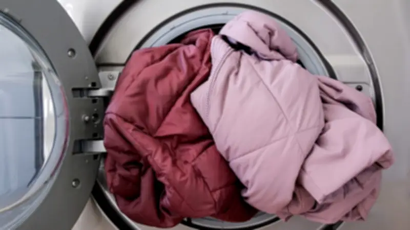 Trick mit Tennisbällen: So reinigen Sie Ihre Daunenjacke richtig für den nächsten Winter