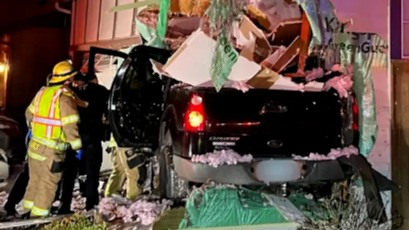 Truck fliegt 30 Meter durch die Luft und kracht in Wohnhaus – Türkamera filmt Unglück