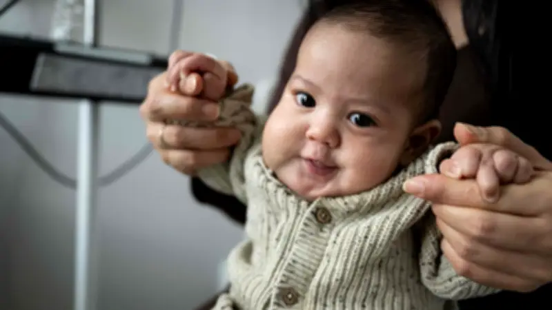 Tumor im Mutterleib behandelt: Baby Issa überlebt dank innovativer Therapie