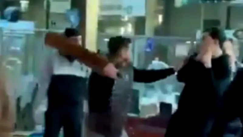 Tumulte auf Pariser Agrarmesse: Käseplatten fliegen bei wilder Bauernprügelei