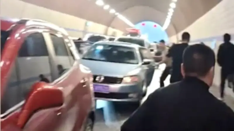 Tunnelbrand in China: Kollisionen und Qualm lösen panische Flucht aus