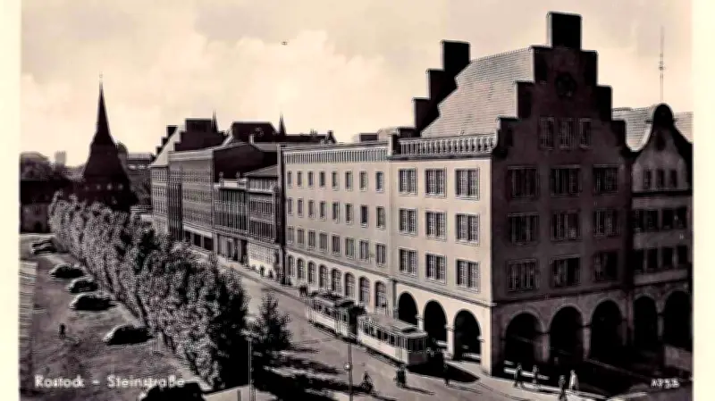 Turm und Schatten: Wie Rostocks Steinstraße nach dem Krieg ihr Gesicht veränderte