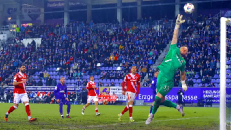 TV-Moment entlarvt pikanten Elfer-Spickzettel: Cottbus-Keeper notiert "Verschießt sowieso"