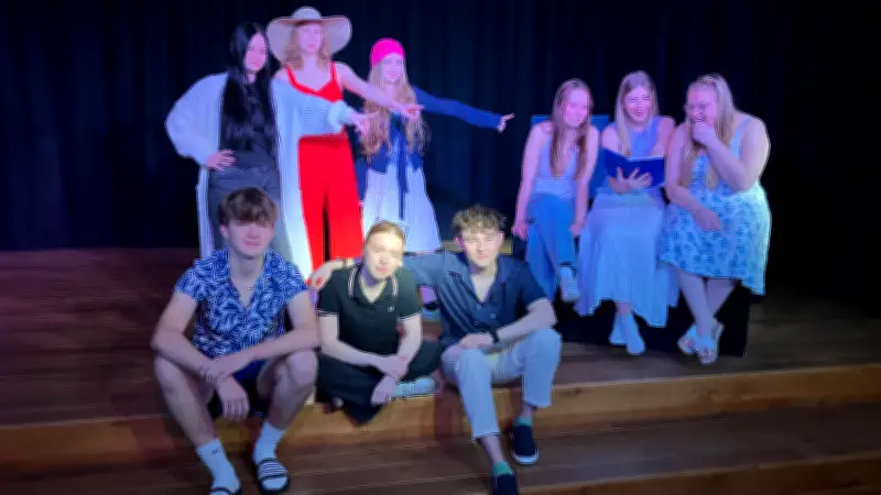 Uckermark: Abiturjahrgang inszeniert Schulalltag mit ABBA-Songs auf der Bühne
