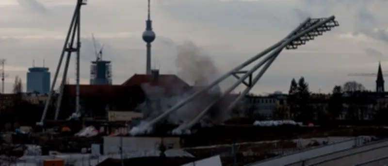 Umbau des Jahn-Sportparks: Flutlichtmasten nach Verspätung erfolgreich gesprengt