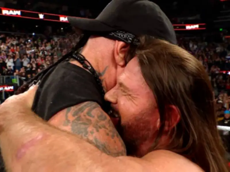 Undertaker kehrt bei WWE RAW zurück und verkündet Hall-of-Fame-Ehrung für AJ Styles