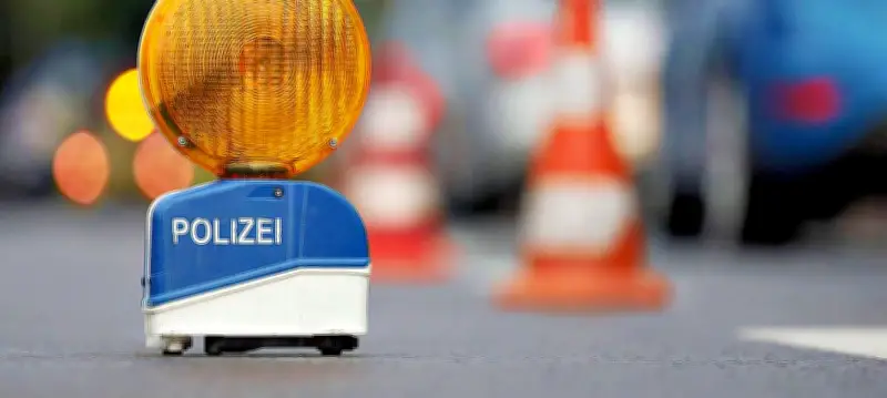 Unfall in Dessau: Simson-Fahrerin stürzt am Kreisverkehr - Nissan-Fahrer fährt auf Moped auf