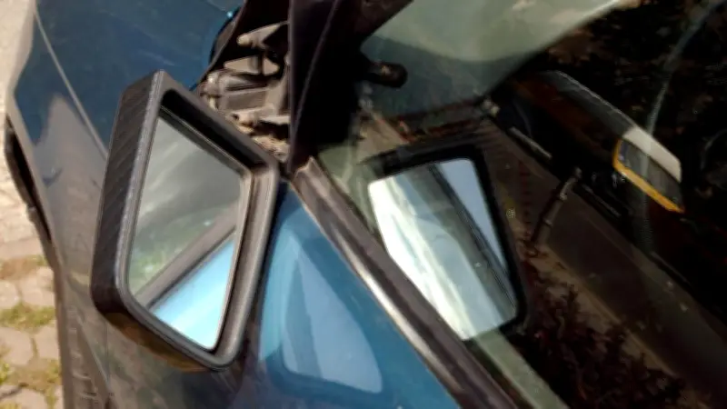 Unfallflucht in Retzau: Polizei sucht nach Zusammenstoß mit defektem Spiegel