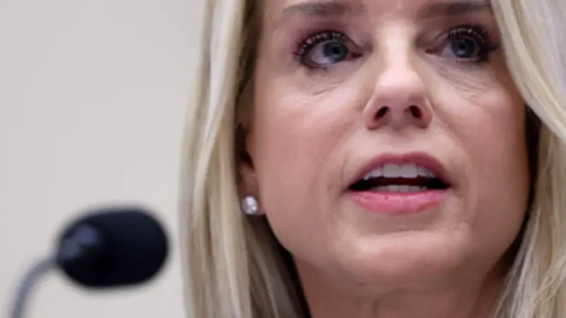 US-Justizministerin Bondi räumt Fehler bei Veröffentlichung von Epstein-Opfer-Namen ein