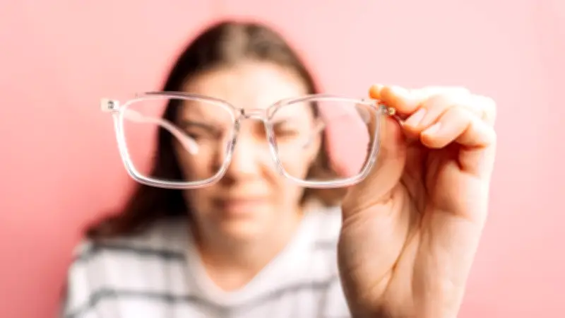 US-Studie enthüllt: Lichtmangel bei Naharbeit verstärkt Kurzsichtigkeit