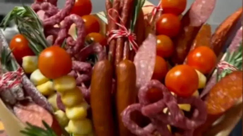 Valentinstag mal anders: Edeka-Filiale verkauft originelle Wurst-Blumensträuße