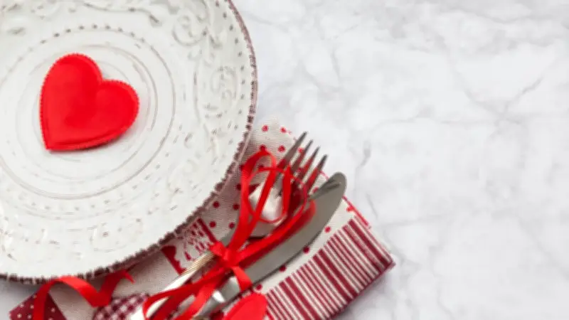 Valentinstagstisch perfekt gestalten: 3 kreative Deko-Ideen für romantische Momente