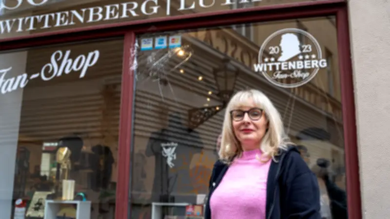 Vandalismus in Wittenberg: Unbekannte zerstören Schaufenster von Fanshop mit Steinwurf