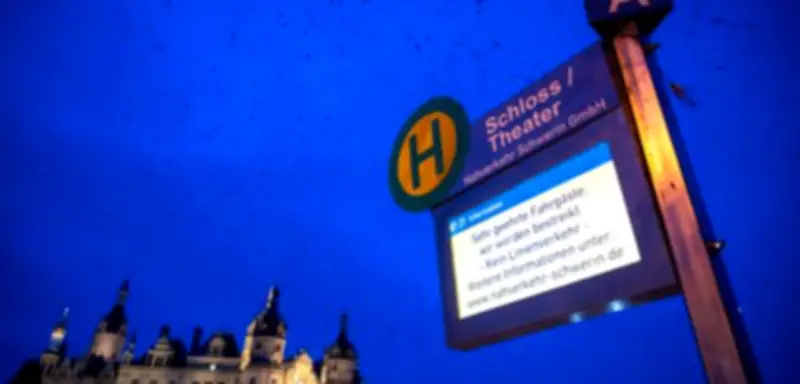 Ver.di-Warnstreiks legen Nahverkehr lahm: Massive Einschränkungen in fast allen Bundesländern