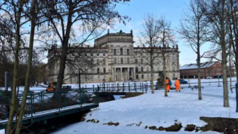 Vergoldete Schwanenhälse kehren nach aufwendiger Restaurierung ins Ludwigsluster Schloss zurück