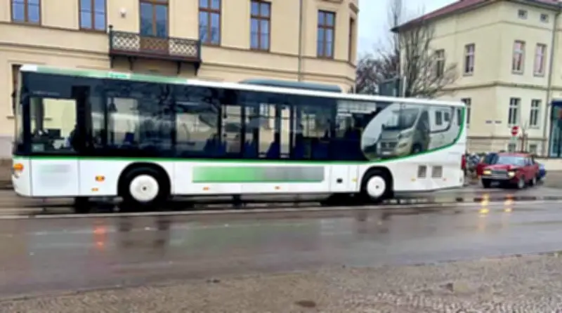 Verkehrsunfall in Bernburg: Bus mit Fahrgästen und Oldtimer kollidieren auf Friedensallee
