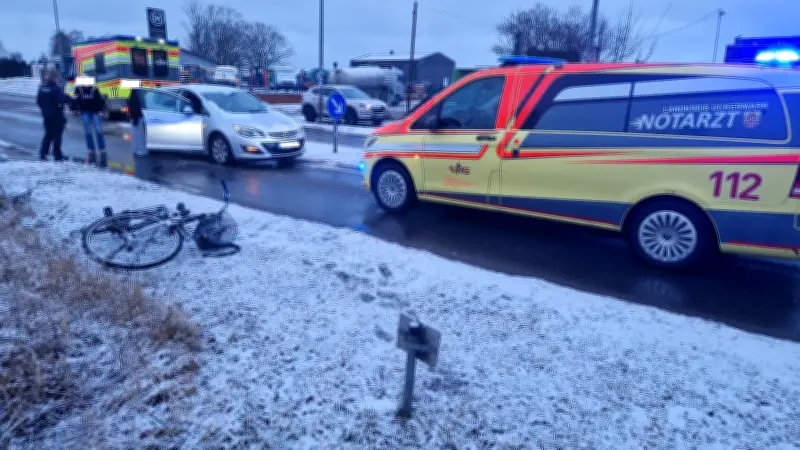 Verkehrsunfall in Prenzlau: Radfahrerin auf B109 nach Crash mit Auto verletzt