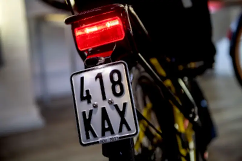 Versicherungskennzeichen: Ab März 2026 nur noch schwarze Schilder für Mofas und E-Roller