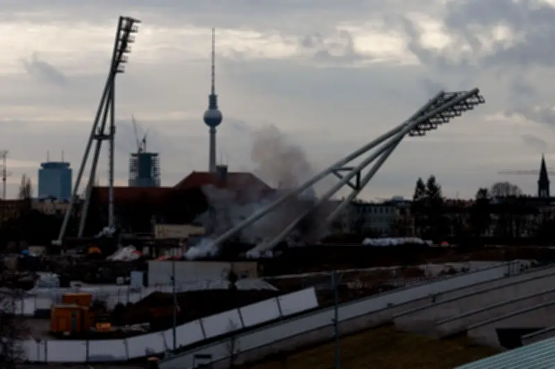 Verspätete Sprengung: Zwei Flutlichtmasten im Berliner Jahnsportpark gefallen