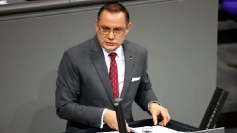 Vetternwirtschaft bei der AfD: Chrupalla beschäftigt Ehefrau eines Landtagsabgeordneten