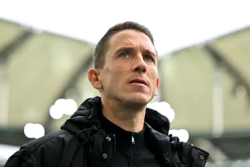 VfL Wolfsburg: Sportdirektor Schwegler stellt Trainerfrage nicht in Frage