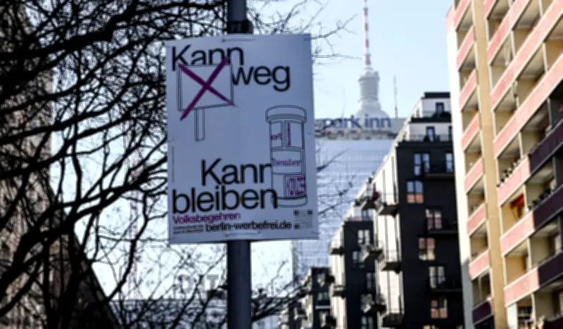 Volksbegehren 'Berlin werbefrei' nutzt paradoxe Plakataktion für Unterschriftensammlung