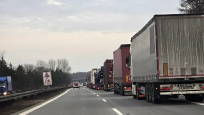 Vollsperrung der A24: Dörfer im Verkehrsstress durch Brückenabriss