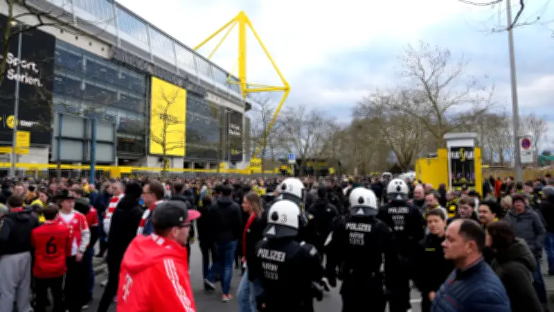 Vorfall in Dortmund: 500 Bayern-Ultras schauen Spiel hinter Tribüne nach Polizei-Auseinandersetzung