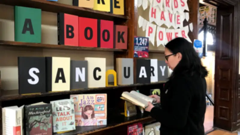 Wanderausstellung in Schwerin zeigt verbotene Bücher aus den USA