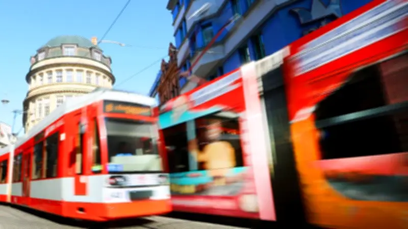 Warnstreik bei Bus und Tram in Halle: Dürfen Schüler bei Ausfällen zu Hause bleiben?