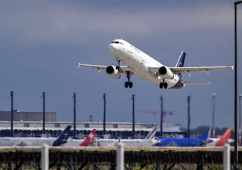 Warnstreik bei Lufthansa legt Flüge am BER lahm - Bahn als Alternative