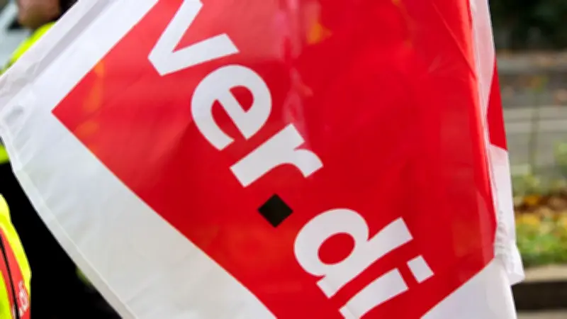 Warnstreiks im öffentlichen Dienst: Beschäftigte demonstrieren in Saarbrücken für höhere Löhne