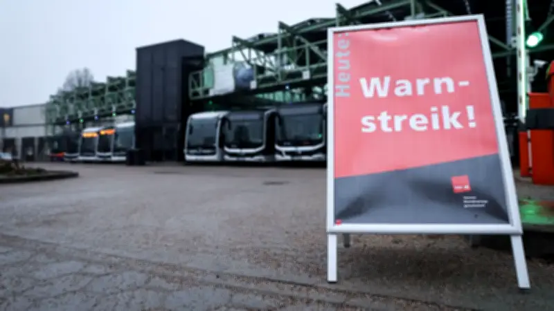 Warnstreiks legen Deutschland lahm: ÖPNV, Kitas und Lufthansa betroffen