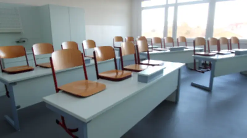 Warum Klassenzimmerfenster traditionell links liegen: Die historische Rechtshänder-Erklärung