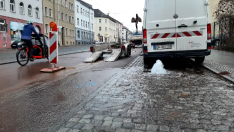 Wasserrohrbruch in Halle: Reparaturarbeiten auf der Reilstraße laufen auf Hochtouren