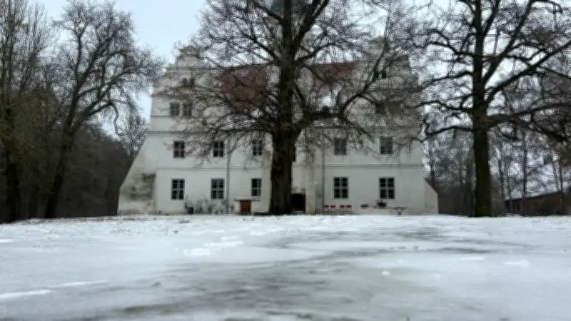 Wasserschloss Quilow öffnet nach Winterpause wieder für Besucher