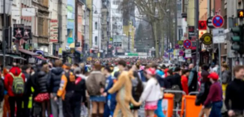 Weiberfastnacht in Köln: Frau soll Hund Wodka eingeflößt haben – Polizei meldet ruhigen Auftakt