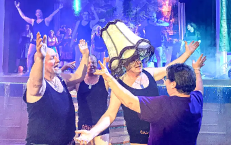 Weiberfastnacht in Könnern: Tanzende Lampen und Jubel bei 19. Damenparty im Kulturhaus